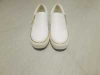 Бели обувки като нови