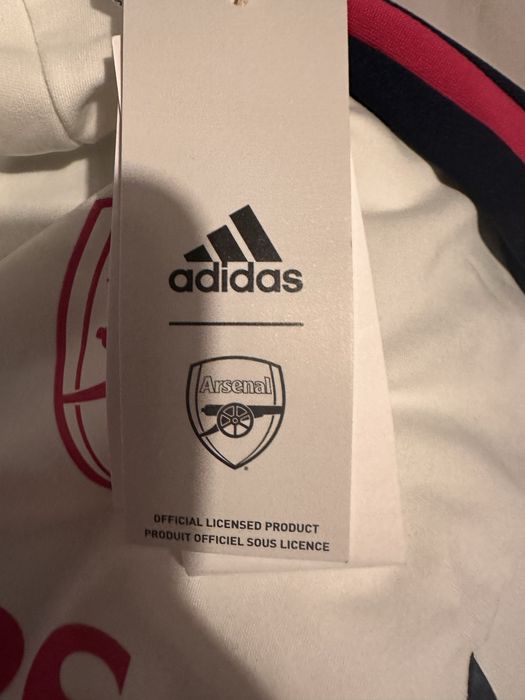 Продавам спортен екип Adidas