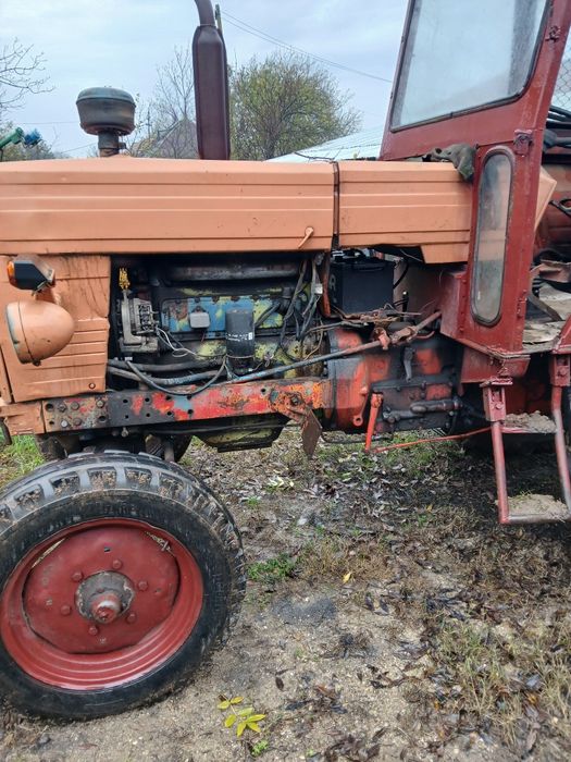Vând tractor u650 si remorca ,tractor new holland