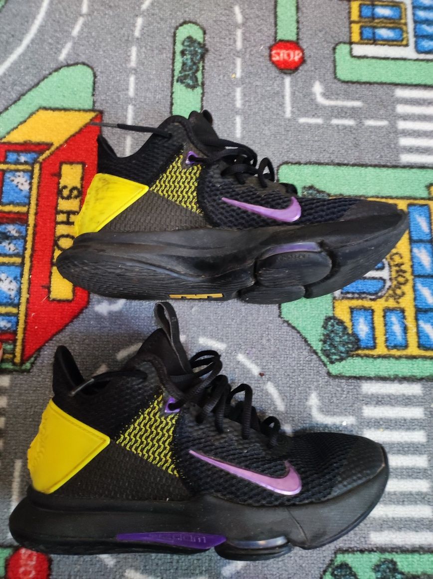 Nike Leborn witness marimea 40