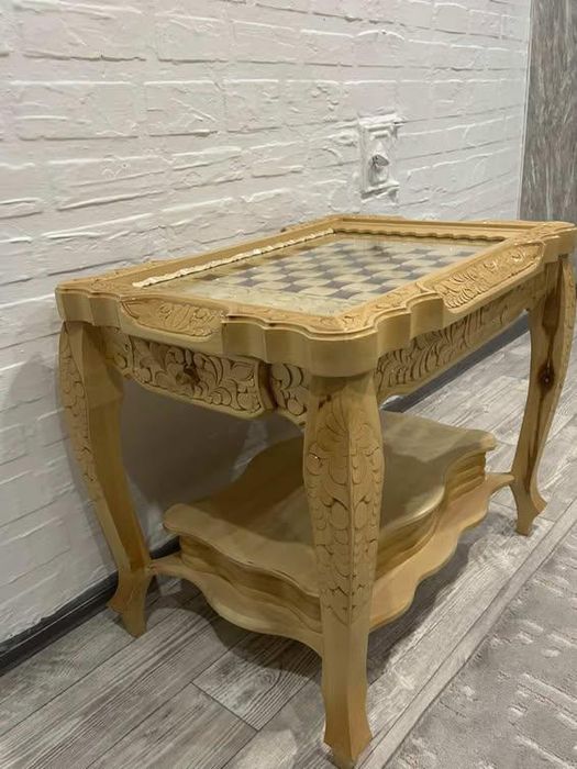 Продам столик шахмотный