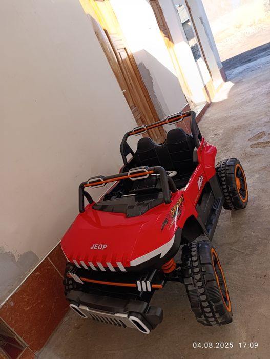 Katta hajmli bolalar mashinasi sotiladi holati yangi minilmagan