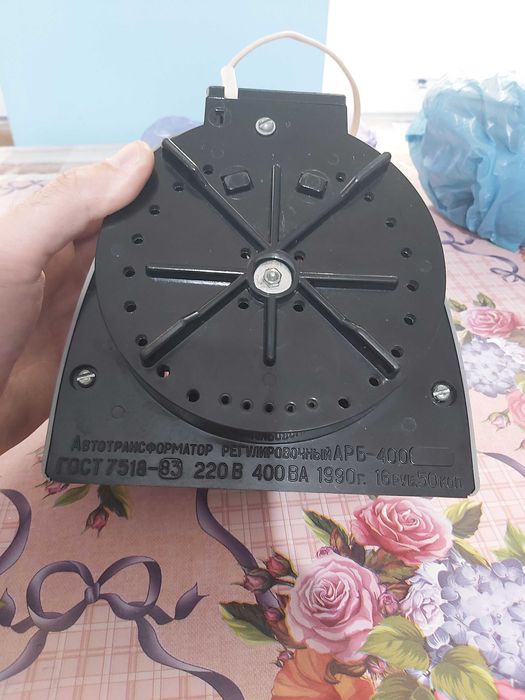 Stabilizator de tensiune reglabil cu indicator