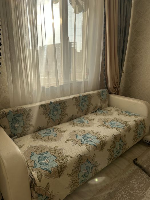 Диван раскладной. Состояние б/у, местами подуставший, но рабочий.