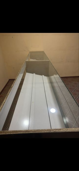 Telefon va aksesuarlar qo’yish uchun Stol prilafka