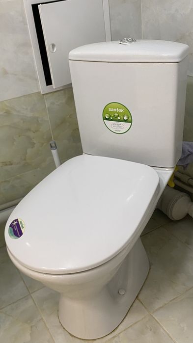 Продам б/у унитаз в хорошем состоянии — чистый, без трещин.