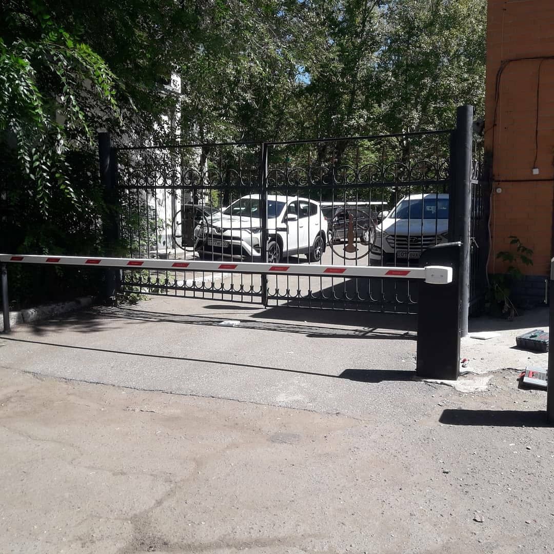 Шлагбаумы, стрелы шлагбаума, пульты для ворот и шлагбаумов, комплек