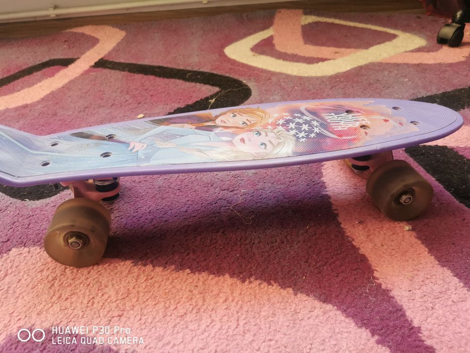 Vand skateboard cu ana si elsa