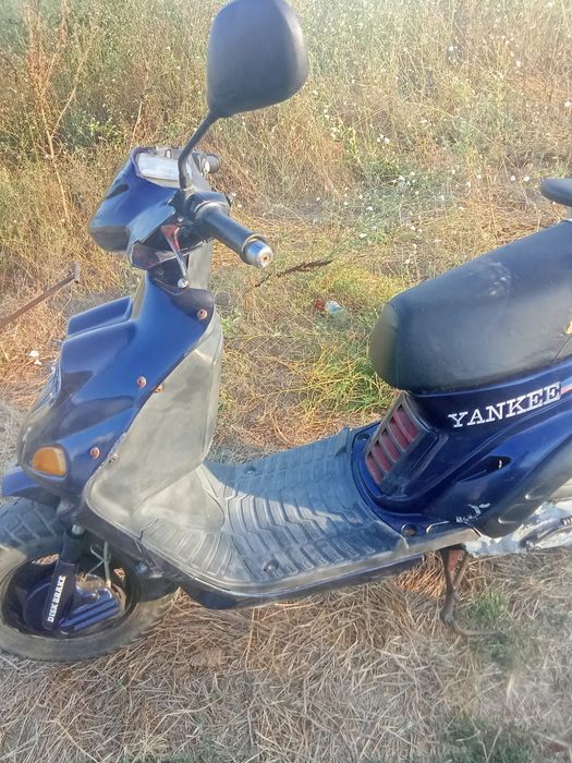 Vănd scuter trebuie pusă pedala de prnire și Baterie să pornească