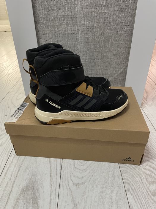 Продам зимнюю обувь на мальчика adidas