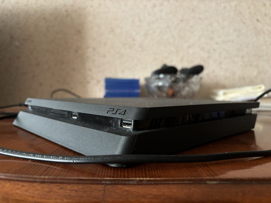 Playstation 4 slim с 6 играми двумя джостиками и полным комплектом