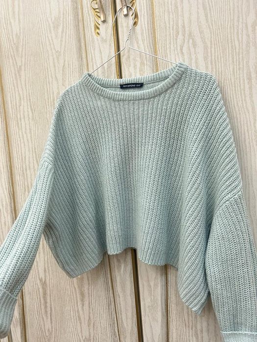 Голубой свитер женский укороченный