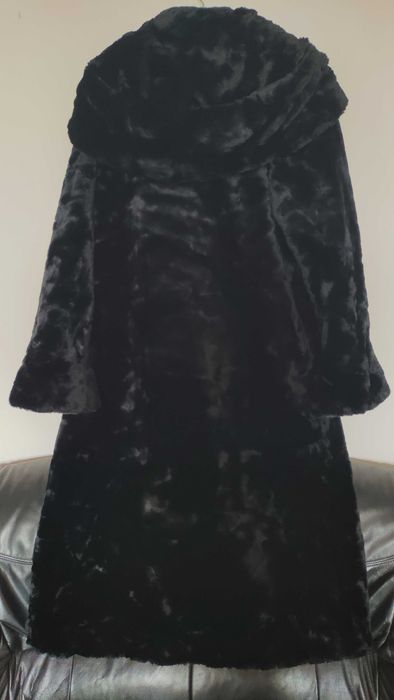 Vand haina de blana sintetica tip mouton dore, eleganta,