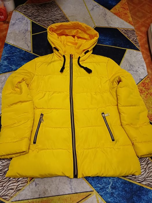 Куртка  демисезонная.  Цена 4000тыс.тенге.