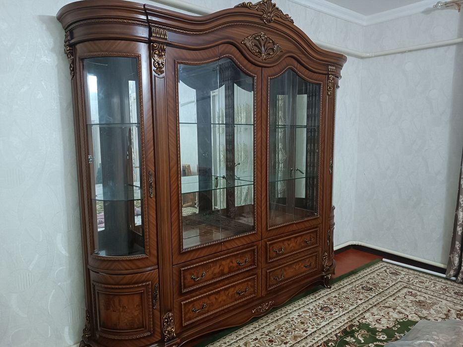 Классический сервант из дорогой древесины (идеальное состояние)