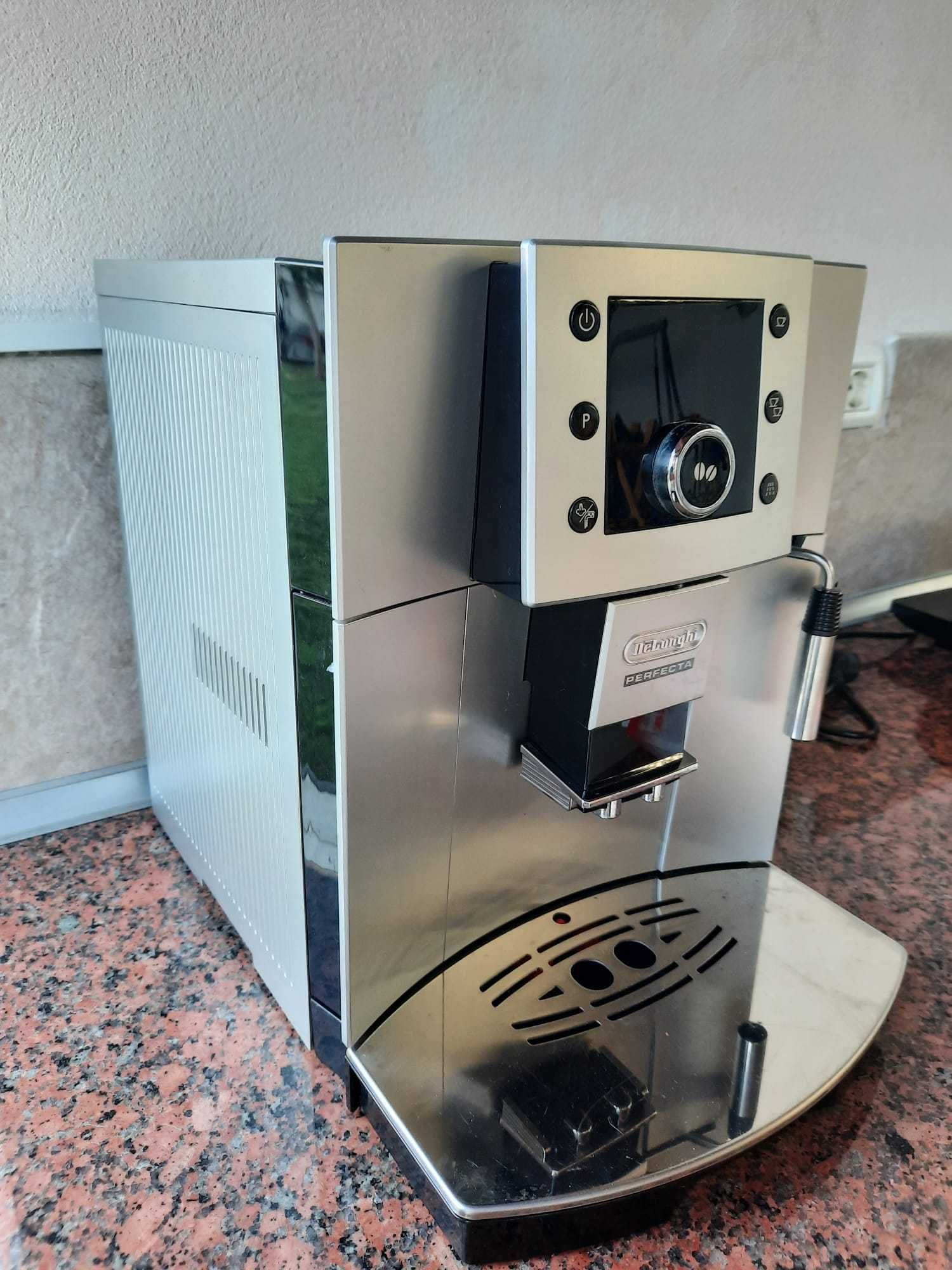 Vand espressor DeLonghi Perfecta