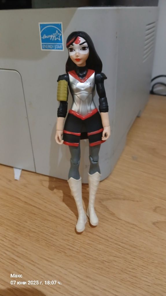 Екшън фигура Монахинята  и   DC Super Hero Girls.