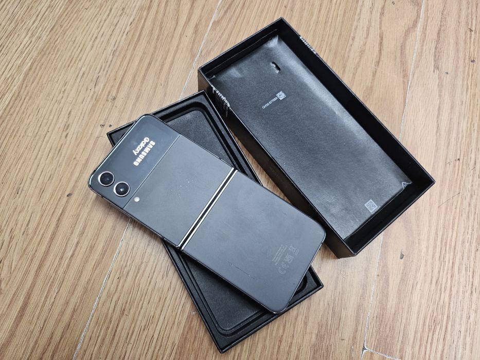 Vand Samsung Galaxy Flip 4 Z cu probleme display