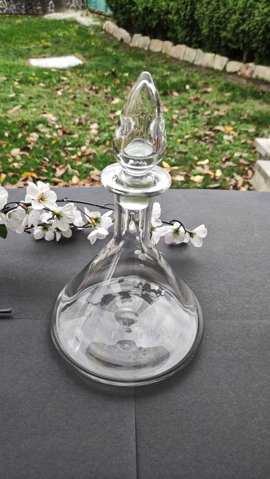 Стъклен декантер с широко дъно