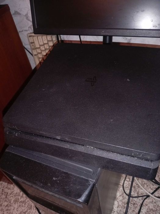 Продам Сони Плейстейшен 4 слим 1 терабайт