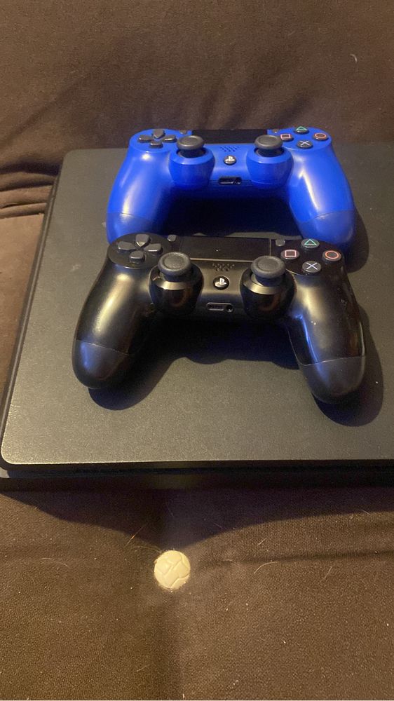 Vând ps4 cu 6 jocuri și 2 controlere