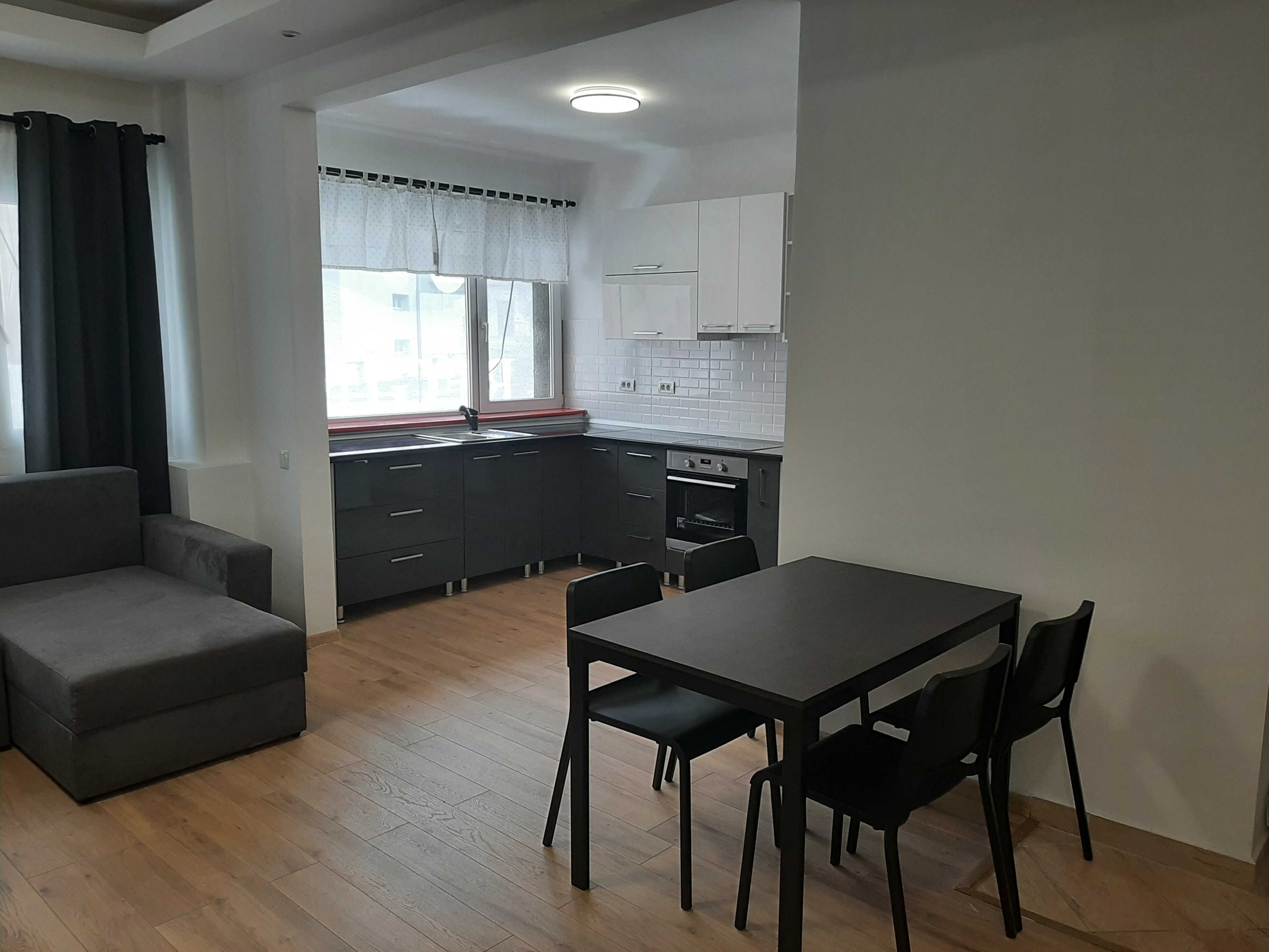 Închiriez apartament 4 camere romana