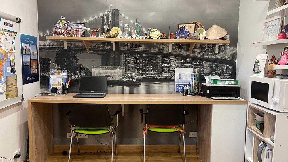 Рабочий стол + полка + софа + выдвижной столик