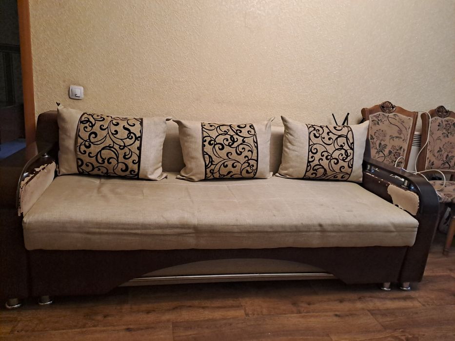 Продам диван за символическую плату)