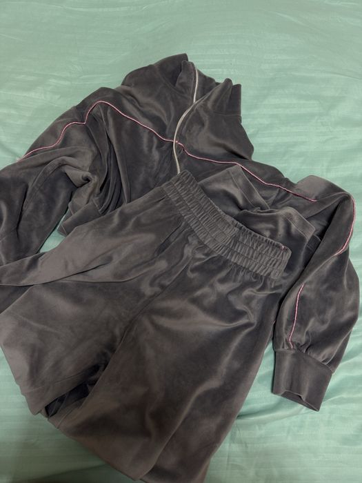 Правя разпродажба на нови и запазени дрехи.