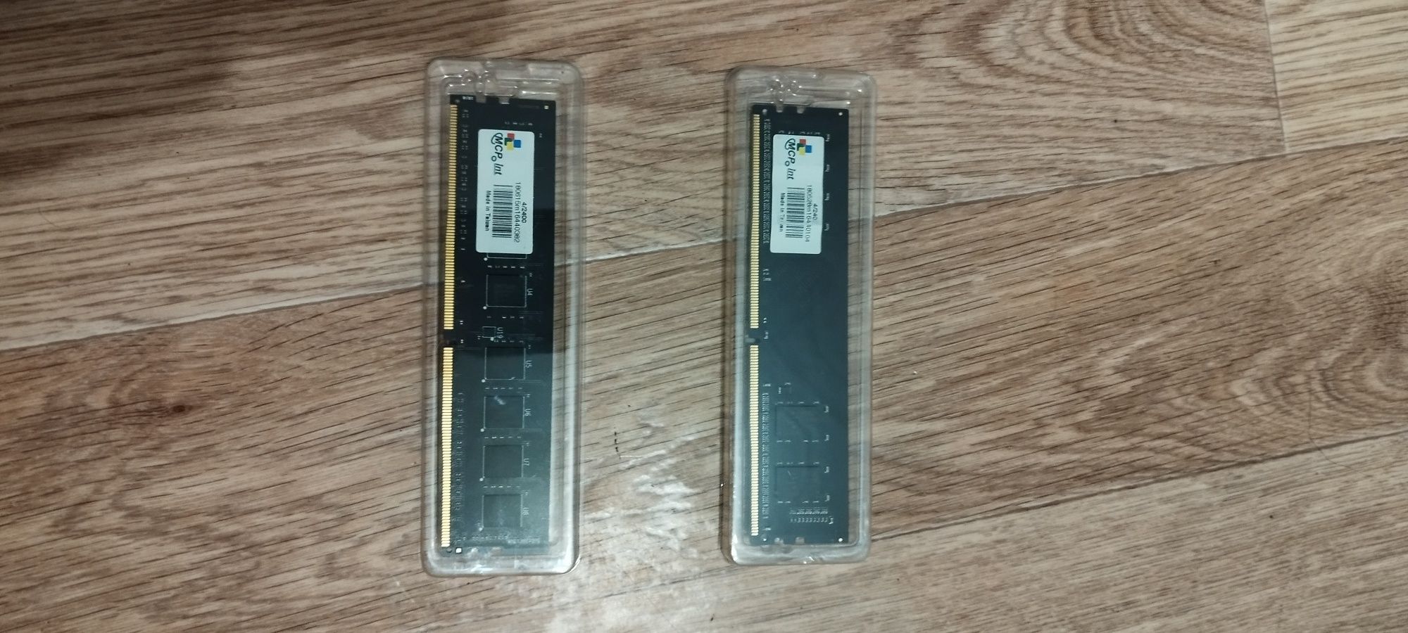 Две планки оперативной памяти ddr4 на 8 Гб.