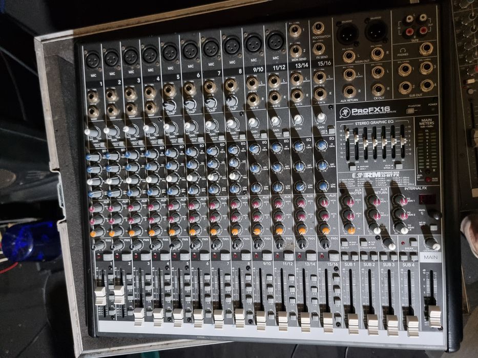 Mixer pasiv mackie PRO FX16 cu case 1500 de lei