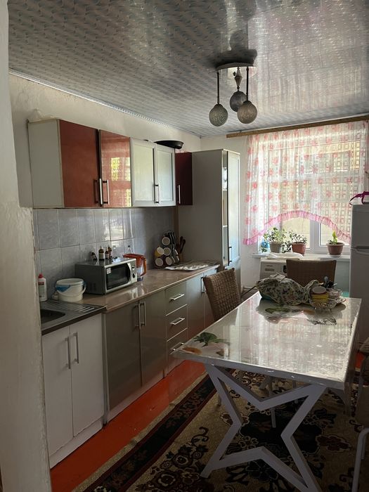 Үй сатылады. Ішінде мебель заттарымен келісем бар