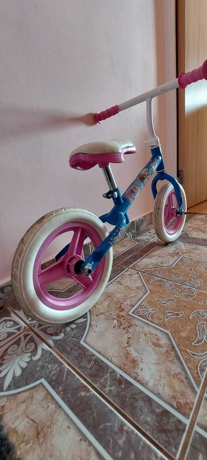 vând biciclete fără pedale pentru fetițe cu  imaginea Elsa pe ea