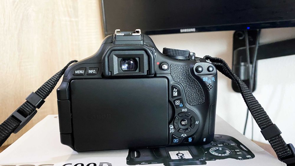 Canon EOS 600D + obiectiv EF 50mm (impecabil)