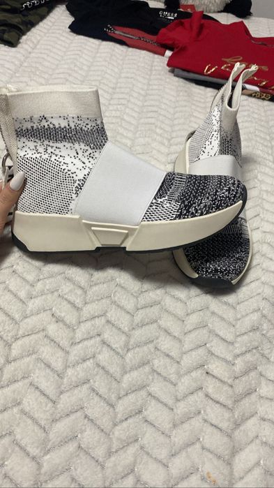 Adidasi DKNY in stare perfecta