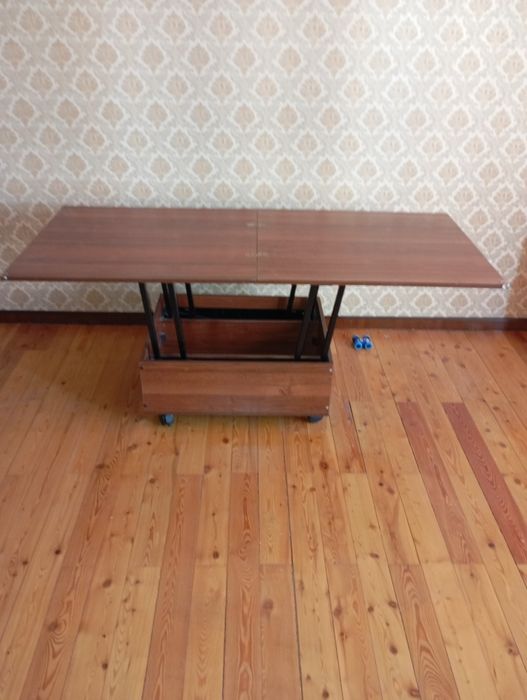 Стол журнальный раскладывается в обеденный.