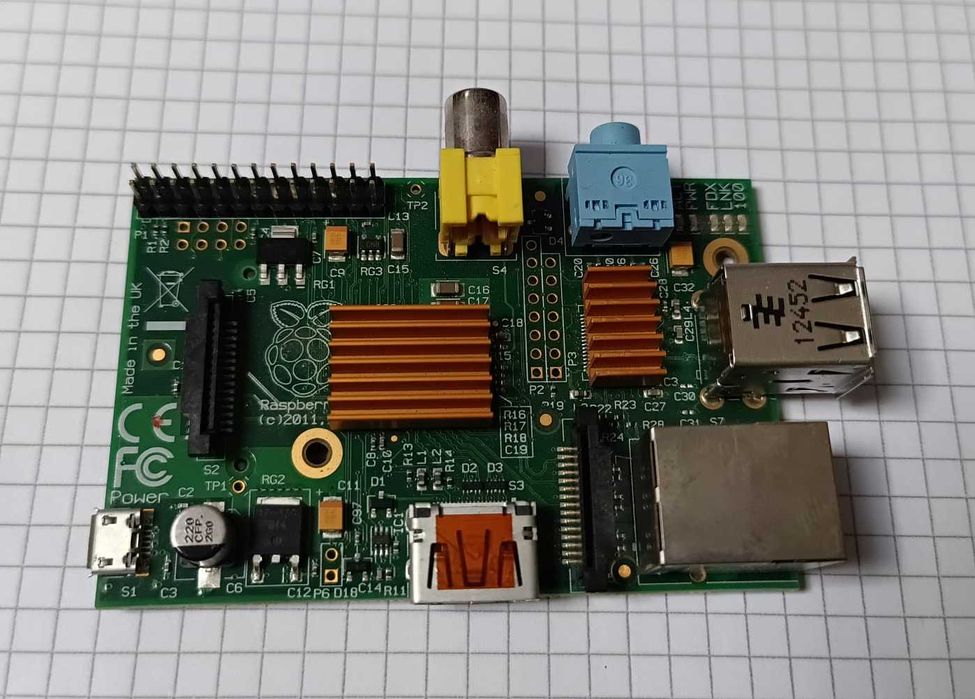 Raspberry Pi 1 B + carcasa + card + alimentator