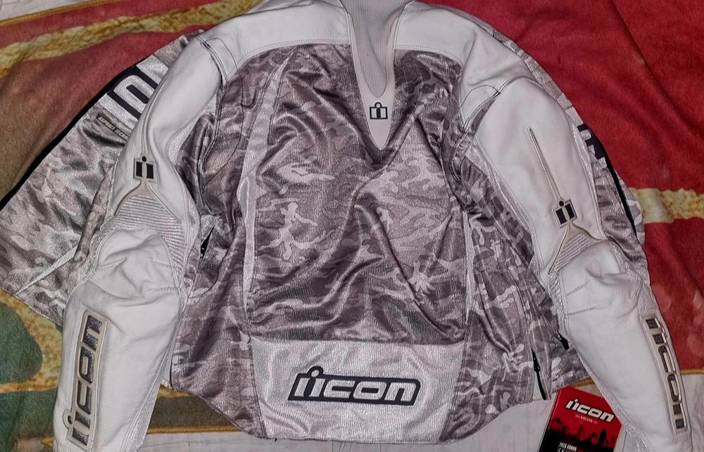 Vand geaca+casca  moto Icon cu protectii