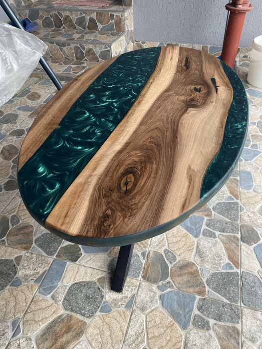 Masă de cafea ovală – Rășină epoxidică + lemn de nuc, picioare spider
