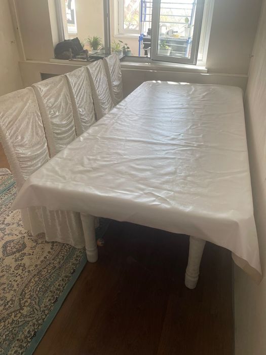 Стол со стульями