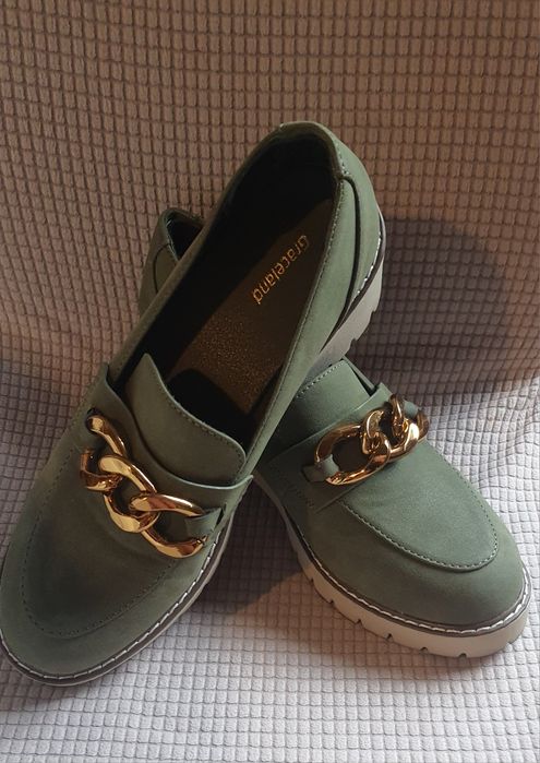 Продавам дамски обувки 39 размер.