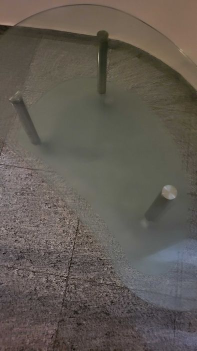 Елегантна стъклена маса с елипсовидна форма,на колелца