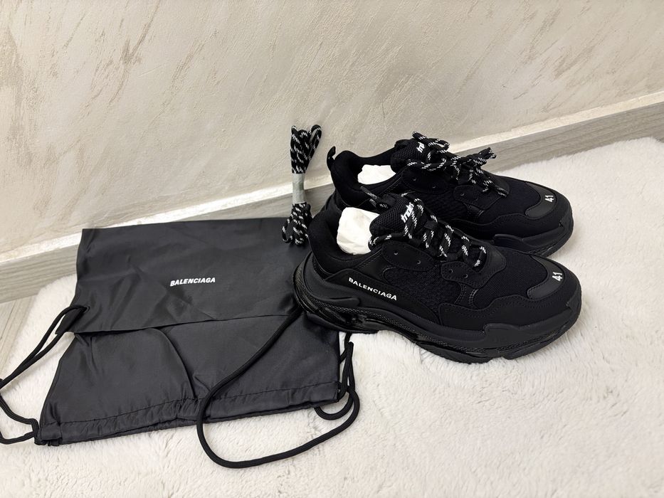 Balenciaga triple S •