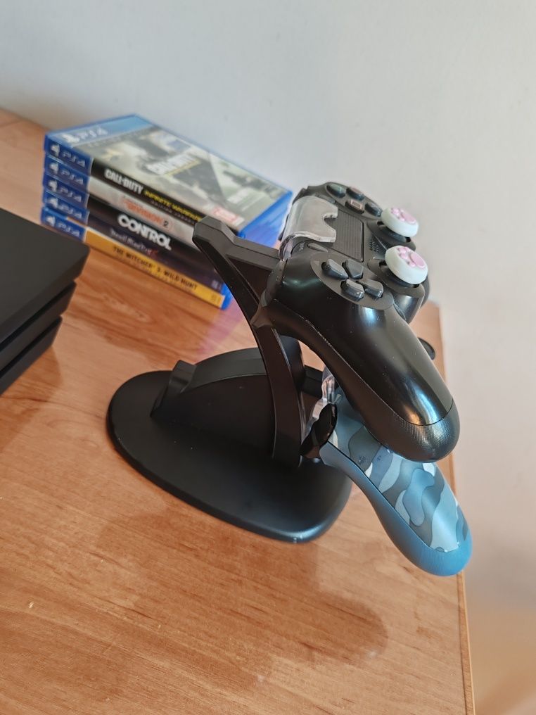 PS 4 PRO 1 TB + зарядна станция, два джойстика и игри