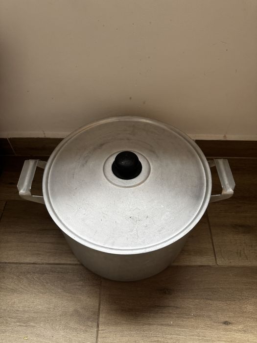 Продам большую кастрюлю