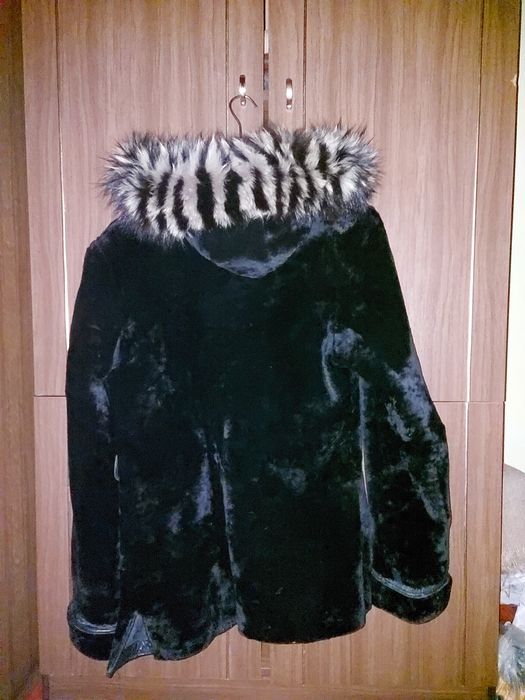 Продам  шубу  маской  котик    женскаю  раз  48