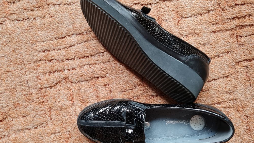 Pantofi din piele lăcuită,negri,nr.41.Preț redus de la 75 la 60lei.