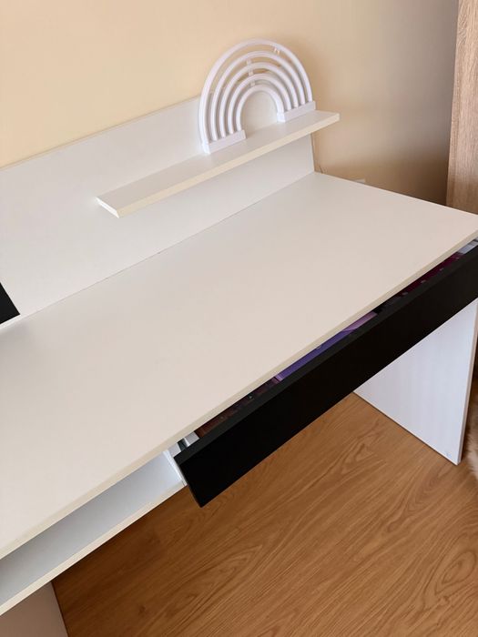 Продавам БЮРО-много запазено