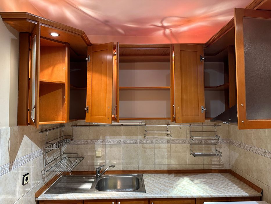 Кухня от масив с включени електроуреди /обзавеждане за кухня/