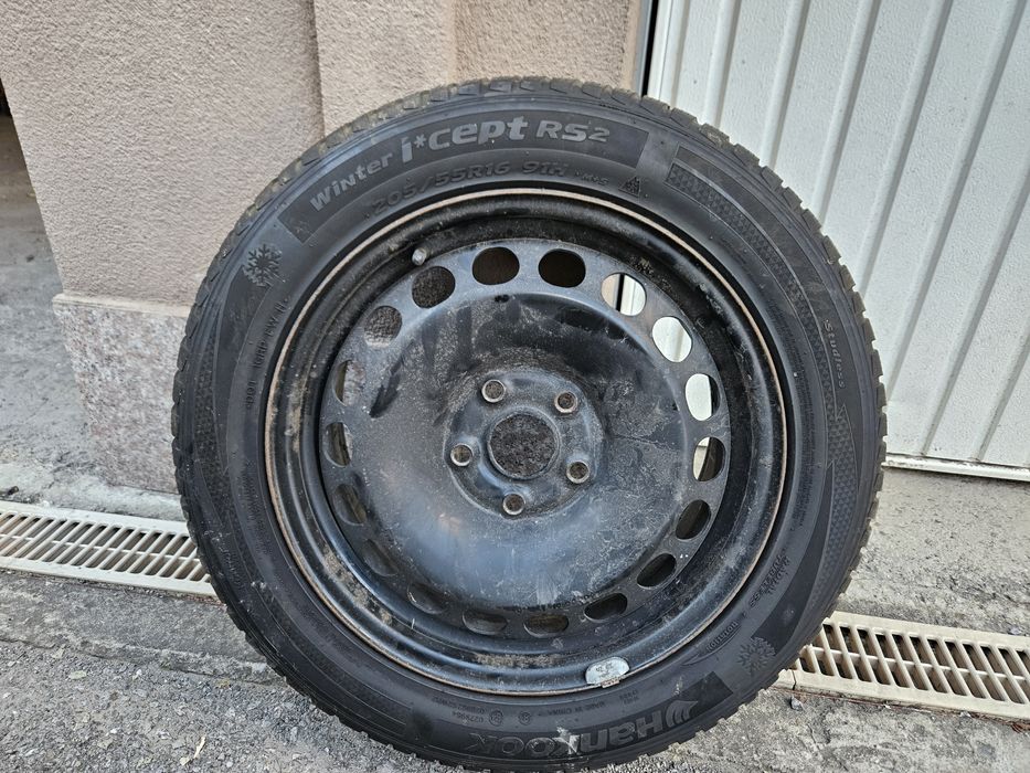 Продавам джанта с гума 205/55/16 1 бр за VAG групата.